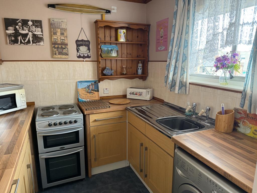 Lot: 111 - BALCONY FLAT FOR UPDATING IN TOWN CENTRE LOCATION - Kitchen with fitted units and window to front